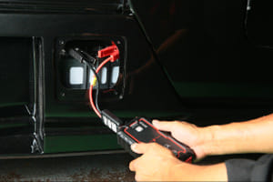 パネルを開けるとバッテリーのメンテナンスが可能