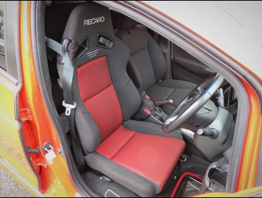 HONDA�@�t�B�b�g�@GK5�@�Ɂ@RECARO�i���J���j�@SR-7F�@GK100�@�V�[�g�q�[�^�[�t�� �@BK/RED�@����
