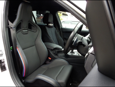 RECARO�i���J���V�[�g�j�@BMW�@F31�@330i�Ƀ��J���@�X�|�[�c�X�^�[LL100H���U�[SE�@BK���U�[/BL�X�e�b�`�iRED/BL���C���j�@����