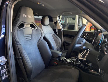 BMW�@MINI�N���u�}���@F54�i2023�N�j�@�Ɂ@RECARO�i���J���j�@SR-C�@UT100H�@BK�@�V�[�g�q�[�^�[�t���@����