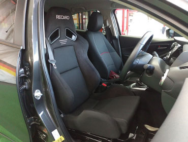 MAZDA�@MAZDA2�@DJLFS�@�Ɂ@RECARO�i���J���j�@SR-7�@GU100H�@BK�@�V�[�g�q�[�^�[�t���@����