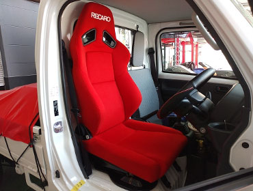 MAZDA�@�X�N�����g���b�N4WD�@DG16T�i2023�N�j�@�Ɂ@RECARO�i���J���j�@SR-7F�@KK100�@RED�@����