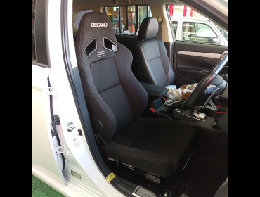 MITSUBISHI�@�A�E�g�����_�[PHEV�@GG2W�i2015�N�j�@�Ɂ@RECARO�i���J���j�@SR-7F�@KK100�@BK�@����