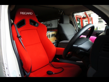 NISSAN�@�L�����o���@NV350�@�Ɂ@RECARO�i���J���j�@SR-7F�@KK100�@RED�@�A�[�����X�g�t���@����