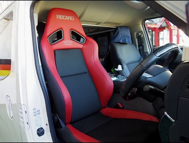 NISSAN�@NV350�@�L�����o���@�d26�i2013�N�j�@�Ɂ@RECARO�i���J���j�@SR-7F�@Lassic�@RED�@����