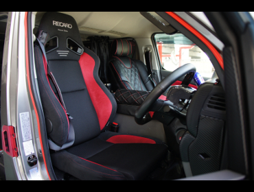 NISSAN�@NV350�L�����o���@�Ɂ@RECARO�i���J���j�@SR-7F�@����@�A�h�o���X�G�f�B�V�����@RED�@A/R�^�C�v�@����