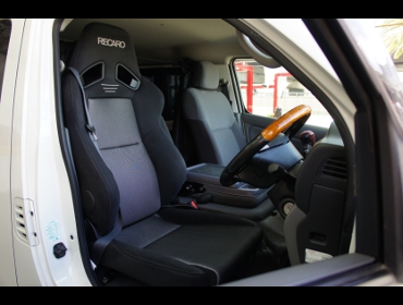 NISSAN�@NV350�@�L�����o���@E26�i2016�N�j�@�Ɂ@RECARO�i���J���j�@SR-7F�@GK100�@BK/SIL�@A/R�@����
