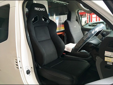 NISSAN�@NV350�L�����o���i2014�N�j�@���^�N�V�[�@�Ɂ@RECARO�i���J���j�@SR-7F�@KK100�@BK�@���ʃJ�o�[�@����