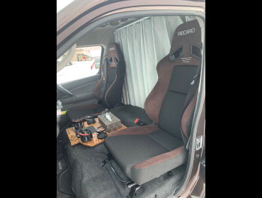 NISSAN�@NV350�L�����o���@�n�C���[�t���C�hDX�i�Ᏸ�@6�l���j�@�Ɂ@RECARO�i���J���j�@SR-7F�@GU100�@�u���E���@�~���E�@����