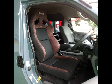 NISSAN�@NV350�L�����o���@E26�@�X�[�p�[�����O���C�h�n�C���[�t�@�t�����g3�l�|���@�Ɂ@RECARO�i���J���j�@SR-7F�@GU100�@�u���E���@A/R�^�C�v�@����