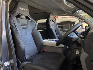 NISSAN�@�L�����o��NV350�@CBF-DS4E26�i2019�N�j�@�Ɂ@RECARO�i���J���j�@SR-C�@UT100�@BK�@�~���E�@����