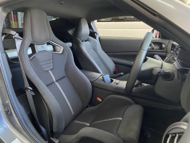 NISSAN�@�t�@�G���f�BZ�@RZ34�i2024�N�j�@�Ɂ@RECARO�i���J���j�@�X�|�[�c�X�^�[�@GK100H�@BK/BK�@�V�[�g�q�[�^�[�t���@����