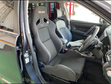 SUBARU�@�t�H���X�^�[�@SJ�@�Ɂ@RECARO�i���J���j�@SR-7�@GK100�@BK/BK�@�V�[�g�q�[�^�[�t���@����