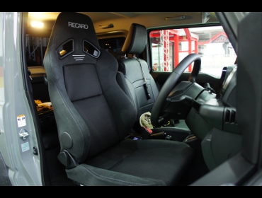 SUZUKI�@�W���j�[�@�V�G���@JB74�@�Ɂ@RECARO�i���J���j�@SR-7F�@GK100�@BK/BK�@�V�[�g�q�[�^�[�t���@����