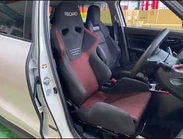 SUZUKI�@�X�C�t�g�@ZC33S�i2020�N�j�@�Ɂ@RECARO�i���J���j�@SR-6�@GK100S�@BK/RED�@����