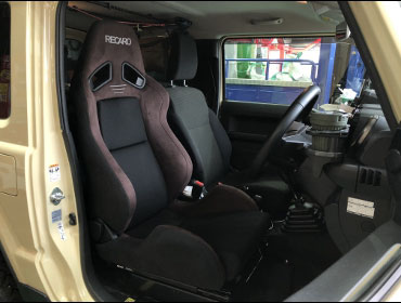 SUZUKI�@�W���j�[�@JB64�i2021�N�j�@�Ɂ@RECARO�i���J���j�@SR-7�@GU100�@�u���E���@����