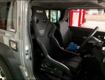SUZUKI�@�W���j�[�V�G���@JB74W�i2021�N�j�@�Ɂ@RECARO�i���J���j�@RS-G�@GK�@BK/BK�@�V�[�g�q�[�^�[�t���@����