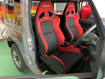 SUZUKI�@�W���j�[�@JB64W�i2022�N�j�@�Ɂ@RECARO�i���J���j�@SR-7�@GU100H�@RED�@���@SR-7F�@GU100H�@RED�@����