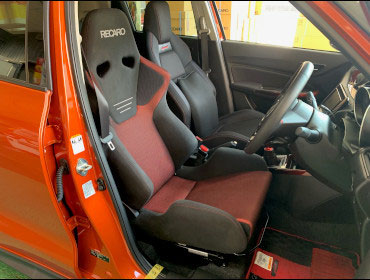 SUZUKI�@�X�C�t�g�X�|�[�c�@ZC33S�i2020�N�j�@�Ɂ@RECARO�i���J���j�@SR-6�@GK100�@BK/RED�@�V�[�g�q�[�^�[�t���@����