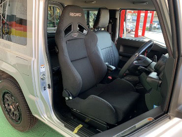 SUZUKI�@�W���j�[�@JB64W�i2018�N�j�@�Ɂ@RECARO�i���J���j�@SR-7�@GK100�@BK/BK�@�V�[�g�q�[�^�[�t���@����