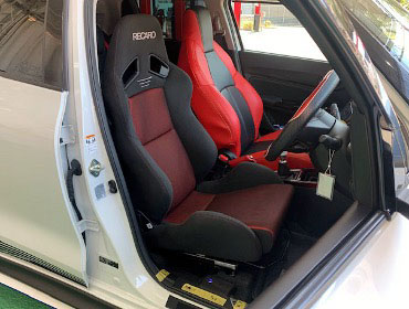 SUZUKI�@�X�C�t�g�X�|�[�c�@ZC33S�i2020�N�j�@�Ɂ@RECARO�i���J���j�@SR-7�@GK100�@BK/RED�@�V�[�g�q�[�^�[�t���@����
