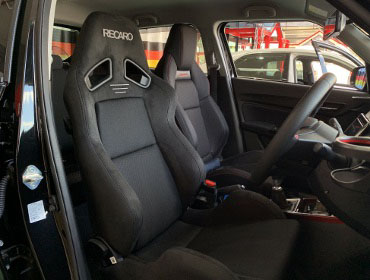 SUZUKI�@�X�C�t�g�X�|�[�c�@ZC33�i2023�N�j�@�Ɂ@RECARO�i���J���j�@SR-7�@GU100H�@BK�@�V�[�g�q�[�^�[�t���@����