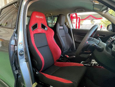 SUZUKI�@�X�C�t�g�X�|�[�c�@ZC33S�i2023�N�j�@�Ɂ@RECARO�i���J���j�@SR-7F�@GU100H�@RED�@�V�[�g�q�[�^�[�t���@����
