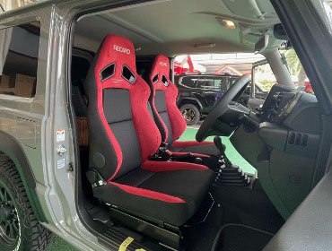 SUZUKI�@�W���j�[�@JB64�i2023�N�j�@�Ɂ@RECARO�i���J���j�@SR-7F�@GU100H�@RED�@A/R�@�~���E�@����