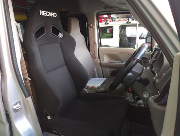 SUZUKI�@�G�u���B�@DA17V�i2022�N�j�@�Ɂ@RECARO�i���J���j�@SR-7F�@KK100�@BK�@����