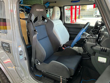 SUZUKI�@�W���j�[�V�G���@JB74�i2020�N�j�@�Ɂ@RECARO�i���J���j�@SR-7�@GK100�@BK/�u���[�@�V�[�g�q�[�^�[�t���@����