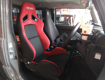 SUZUKI�@�W���j�[�@JB64�i2023�N�j�@�Ɂ@RECARO�i���J���j�@SR-7�@GU100�@RED�@����