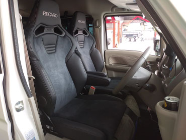 SUZUKI�@�G�u���B���S���@DA17W�i2024�N�j�@�Ɂ@RECARO�i���J���j�@SR-C�@UT100H�@A/R�@BK�@�V�[�g�q�[�^�[�t���@����
