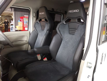 SUZUKI�@�G�u���B���S���@DA17W�i2024�N�j�@�Ɂ@RECARO�i���J���j�@SR-C�@UT100H�@A/R�@BK�@�V�[�g�q�[�^�[�t���@����