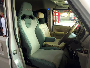 SUZUKI�@�G�u���B���S���@DA17�i2023�N�j�@�Ɂ@RECARO�i���J���j�@SR-C�@UT100H�@A/R�@�T�[�W�O���C�@�A�[�����X�g�t���@����