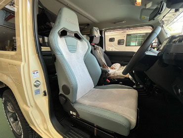 SUZUKI�@�W���j�[�@JB64�i2023�N�j�@�Ɂ@RECARO�i���J���j�@SR-C�@UT100H�@�T�[�W�O���C�@A/R�@�V�[�g�q�[�^�[�t���@����