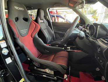 SUZUKI�@�X�C�t�g�X�|�[�c�@ZC33S�i2024�N�j�@�Ɂ@RECARO�i���J���j�@TS-G�@GK�@BK/RED�@����