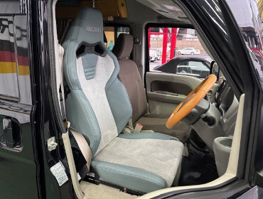 SUZUKI�@�G�u���B�@DA17V�i2025�N�j�@�Ɂ@RECARO�i���J���j�@SR-C�@UT100H�@A/R�@�T�[�W�O���C�@�V�[�g�q�[�^�[�t���@����