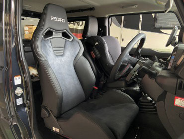 SUZUKI�@�W���j�[�@JB64W�i2023�N�j�@�Ɂ@RECARO�i���J���j�@SR-S�@UT100H�@BK�@�V�[�g�q�[�^�[�t���@����