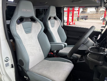 SUZUKI�@�W���j�[�@JB64W�i2025�N�j�@�Ɂ@RECARO�i���J���j�@SR-C�@UT100H�@A/R�@�T�[�W�O���C�@�~���E�@����