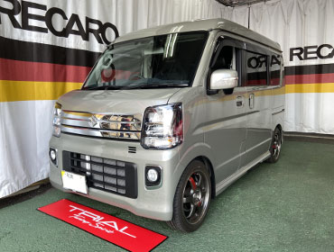 SUZUKI�@�G�u���B���S���@DA17W�i2025�N�j�@�Ɂ@RECARO�i���J���j�@SR-C�@UT100H�@A/R�@BK�@�V�[�g�q�[�^�[�t���@����