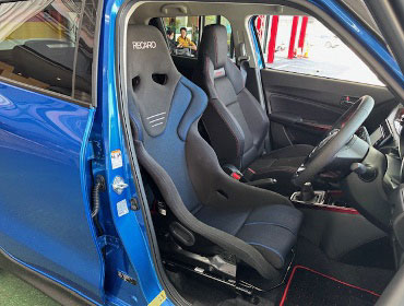 SUZUKI�@�X�C�t�g�X�|�[�c�@ZC33S�i2024�N�j�@�Ɂ@RECARO�i���J���j�@RS-G�@GK�@BK/�u���[�@�V�[�g�q�[�^�[�t���@����