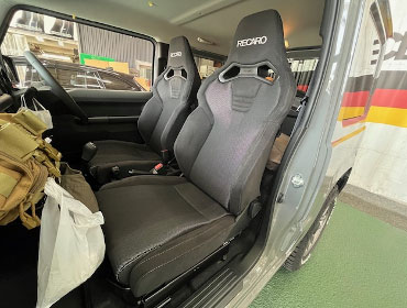 SUZUKI�@�W���j�[�@JB64�i2025�N�j�@�Ɂ@RECARO�i���J���j�@SR-C�@BK�@BK/BK�@�~���E�@����
