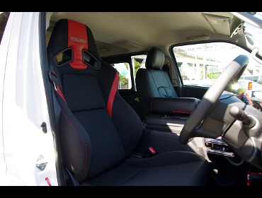 RECARO�i���J���V�[�g�j�@TOYOTA�@�n�C�G�[�X200�n�Ƀ��J���@SR-7F Lassic RED/RED�@����
