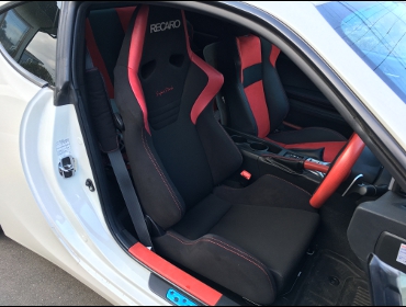 RECARO�i���J���V�[�g�j�@TOYOTA�@86�Ƀ��J���@SR-6�@�V���^���NNU�@�V�[�g�q�[�^�[�t���@����