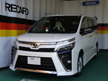 TOYOTA�@VOXY�@ZRR80W�@�Ɂ@RECARO�i���J���j�V�[�g����