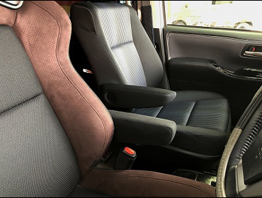 TOYOTA�@VOXY�@ZRR80W�i2016�N�j�@�Ɂ@RECARO�i���J���j�@SR-7F�@GU100�@�u���E���@�A�[�����X�g�t���@����