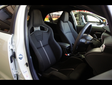 TOYOTA�@�J���[���X�|�[�c�@NRE210H�i2019�N�j�@�Ɂ@RECARO�i���J���j�@�X�|�[�c�X�^�[�@GK100H�@BK�@����
