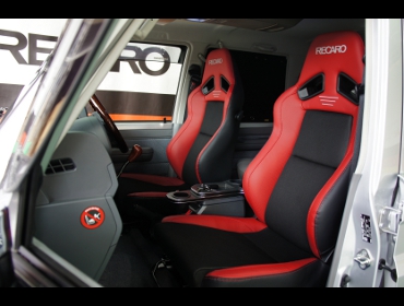 TOYOTA�@�����N��70�@GRJ76K�i2015�N�j�@�Ɂ@RECARO�i���J���j�@SR-7F�@Lassic�@RED�@�V�[�g�q�[�^�[�t���@�~���E�@����