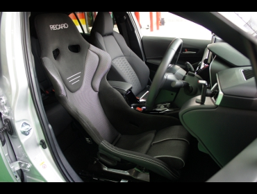 TOYOTA�@�J���[���X�|�[�c�@NRE210H�i2019�N5���j�@�Ɂ@RECARO�i���J���j�@RS-G�@GK�@BK/SIL�@����