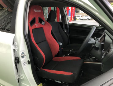 TOYOTA�@�J���[���t�B���_�[�@NKE165�i2022�N�j�@�Ɂ@RECARO�i���J���j�@SR-7F�@GU100�@RED�@����